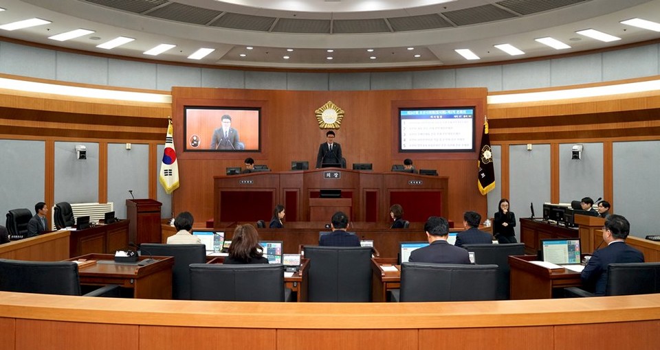 19일 장인수 오산시의회 의장이 ‘제247회 임시회 폐회를 선언하고 있다./제공=오산시의회
