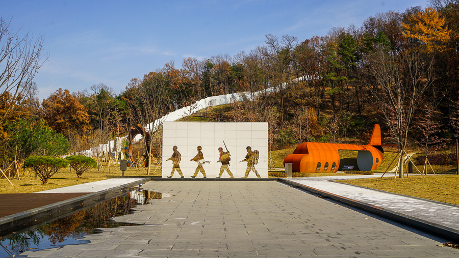 스미스부대원이 한국에 올 때 타고온 수송기와 부대원들을 형상한 조형물